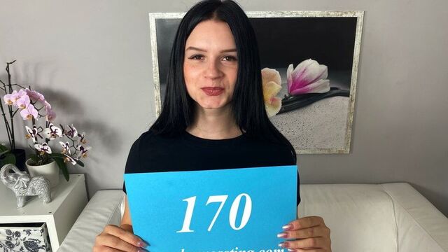 Горячая брюнетка получает фотосессию и многое другое