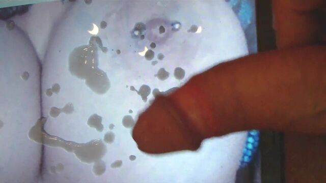 Tossertim кончает на огромных сиськах Alexoxo