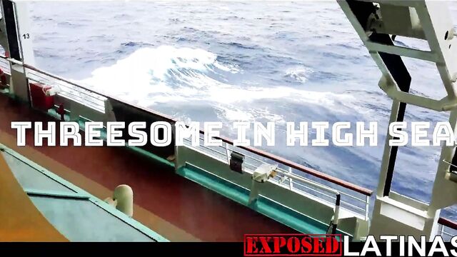 Kourtney Love в тройничке в открытом море