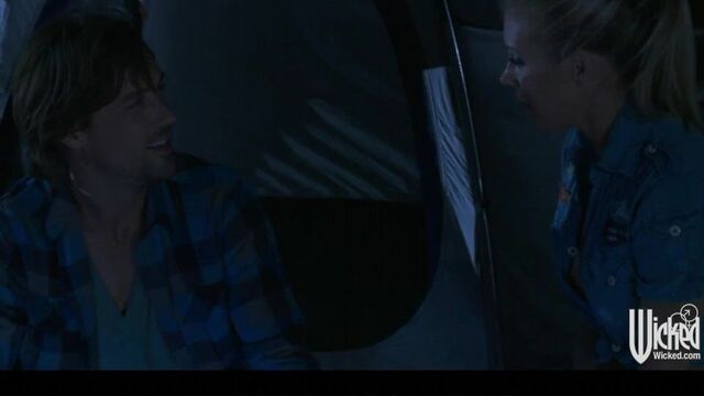 Грудастая крошка-блондинка Samantha Saint трахает своего мужчину в кемпинге