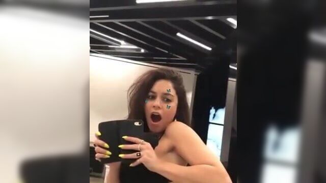 Vanessa Hudgens стонет