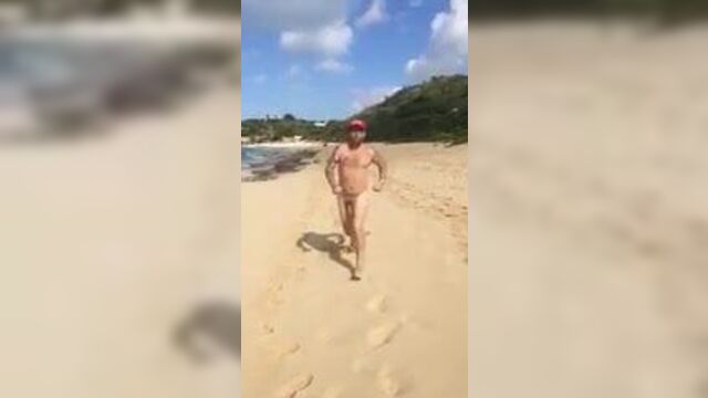 Папочка знаменитости Гэвин Макиннес на пляже