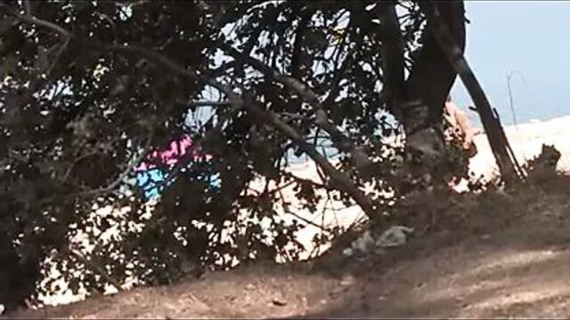 Незнакомец влюбляется в большой член Jotade на нудистском пляже