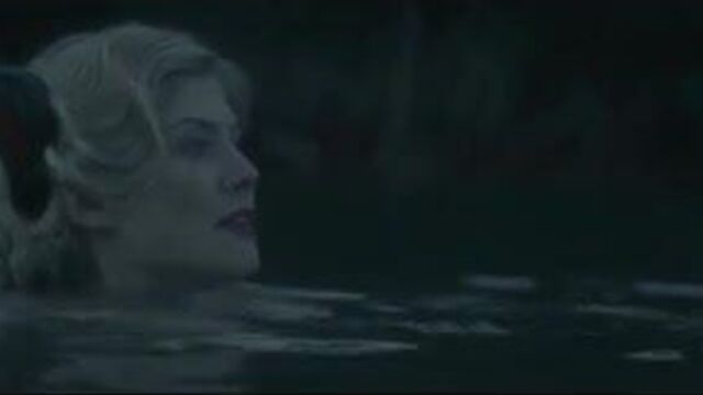 Rosamund Pike Rachael шлепает влюбленных женщин