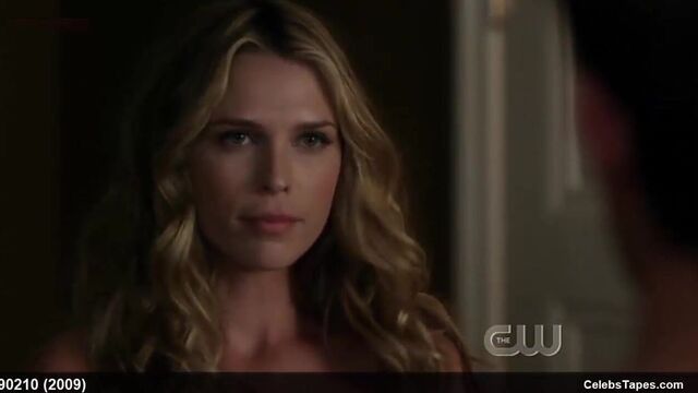 Знаменитая актриса Sara Foster соблазняет в сексуальном нижнем белье в фильме