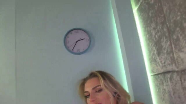 Lily Rose, соблазняет.