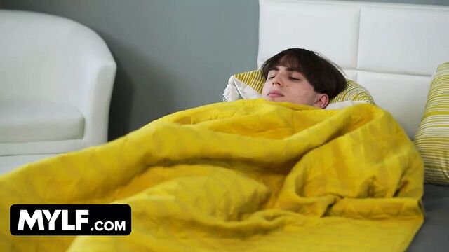 Milfty - возбужденная мачеха с большими сиськами соблазняет своего неопытного пасынка и долбит его хардкором