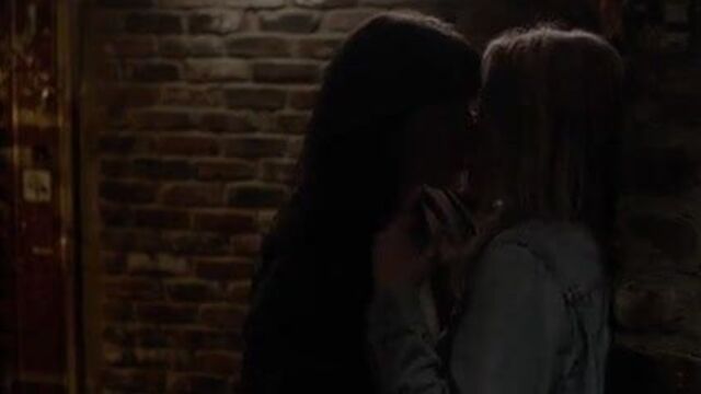 Michele Hicks и Ever Carradine - оружие на прокат