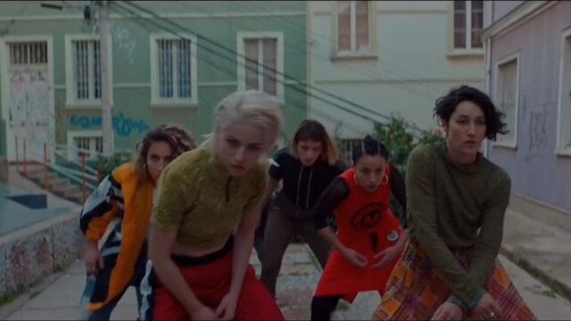 Красивая Ema целуется и танцует