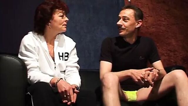 Зрелая домохозяйка раздевается, чтобы потрахаться