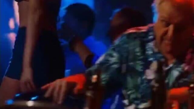 Shannon Elizabeth - блюдо собаки