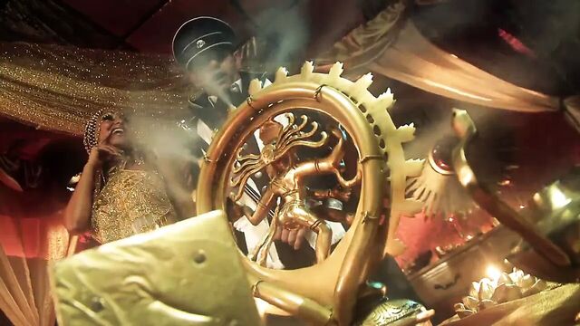 Индийскую богиню жестко трахают раком в постели