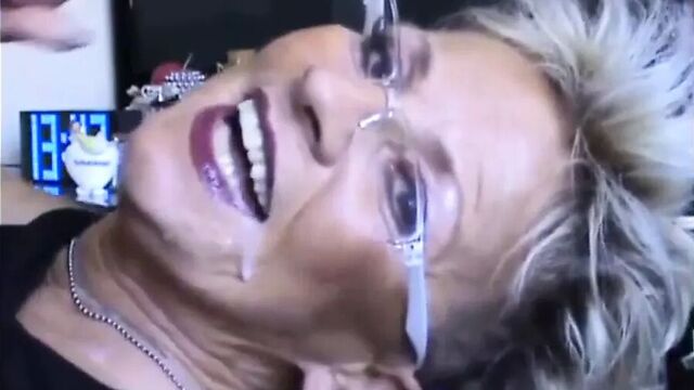 Милфа кончает