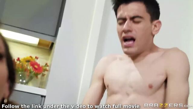 Мачеха Cherie Deville трахается с Jordi El Nino Polla