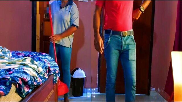 Менеджер отеля занимается сексом с уборщицей