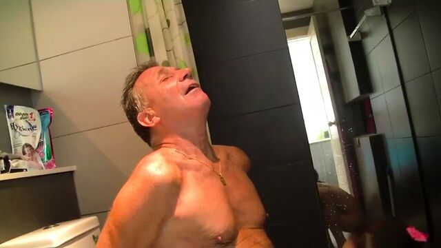 Maduro tiene sexo en la ducho con jovencita