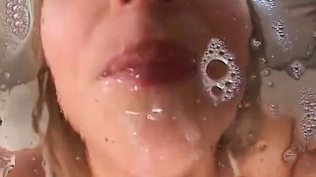 Две возбужденные тинки принимают огромный член