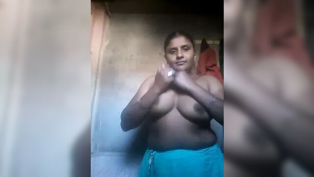 Обнаженная тетушка-селфи