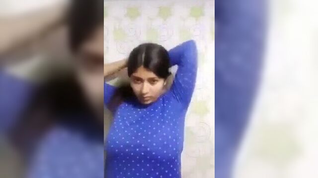 Раздевается