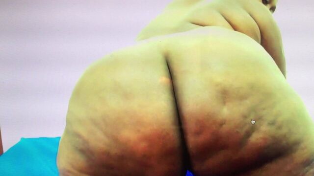 Африканская бабушка с мясистой задницей и большой грудью