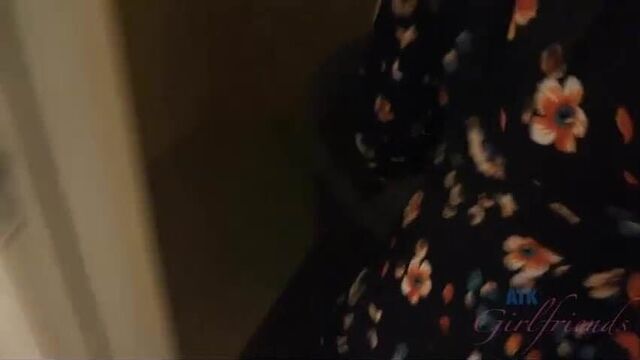 Gina Valentina ждет тебя в гостиничном номере, как щенок