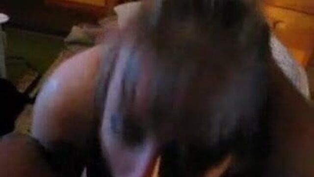 Зрелая блондинка жестко сосет