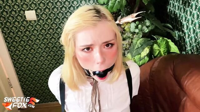 Бондажная крошка глубоко заглатывает и хардкорно трахается в киску - камшот по