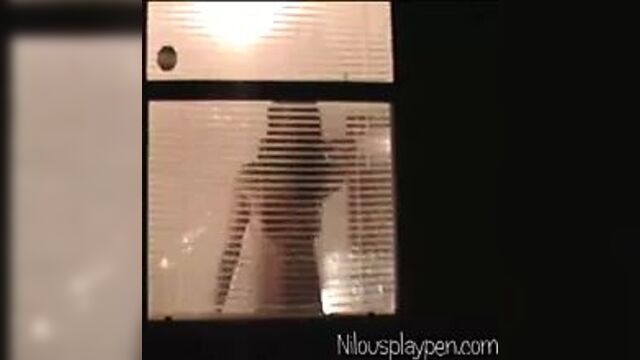 Вуайерист, подглядывающий через окно друга