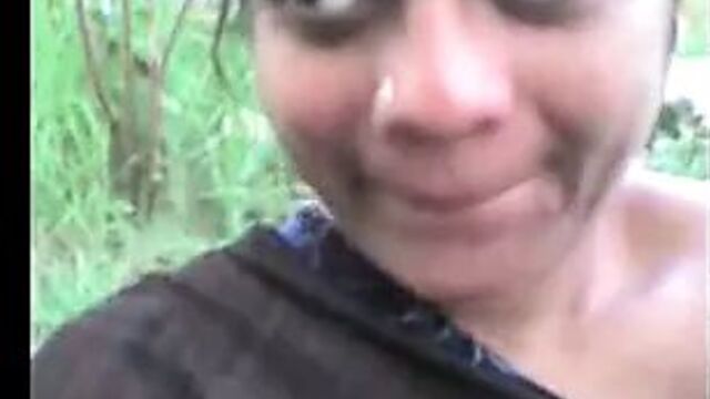 Бенгальская тетушка развлекается на улице с партнером