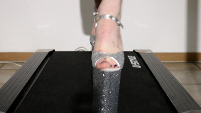 Прогулка по Theatmill в блестящих каблуках 10 дюймов