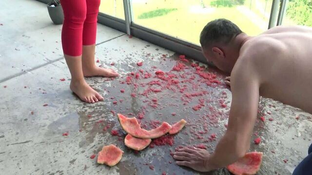 Кормление арбузом!