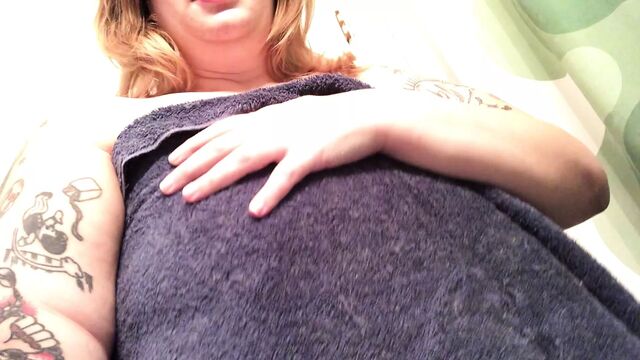 Белая девушка с большой шикарной задницей в видео от первого лица