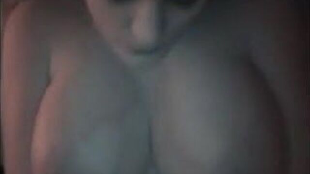 Грудастая гопница получает сперму на ее сиськи