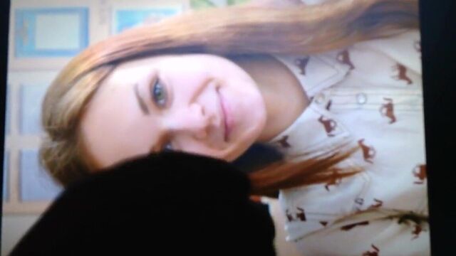 Я мастурбирую на фото с подругой (1)