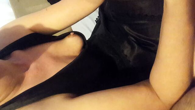 Соска сосков, жена без лифчика, забыла, что соски у нее выскользнули