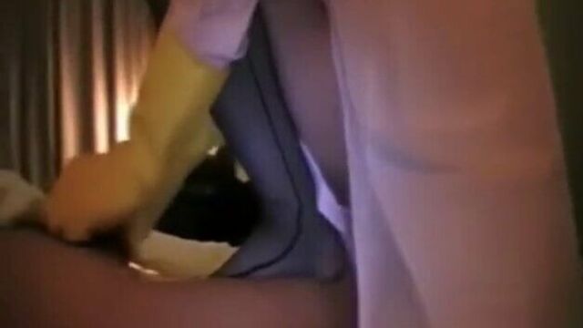 Азиатская медсестра в желтых резиновых перчатках дрочит