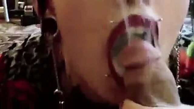 Неформальная крошка курит и соблазняет