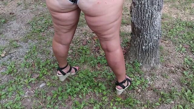 Публичный секс жены в парке в любительском видео