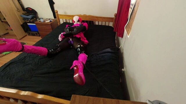 Самосвязывание бондажером сисси горничных с ледяными замками с принтом 3D