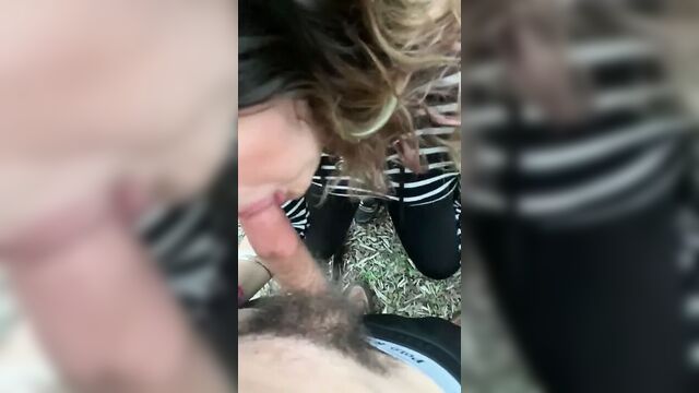 Возбужденная мама-футболистка делает школьнику минет после его игры