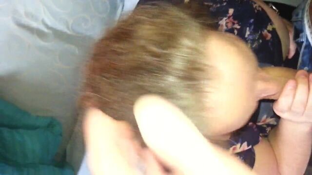 Шаловливая 40-летняя сосет у меня