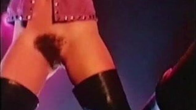 Киска в сапогах - винтажная пиратская брюнетка в стриптизе 80-х