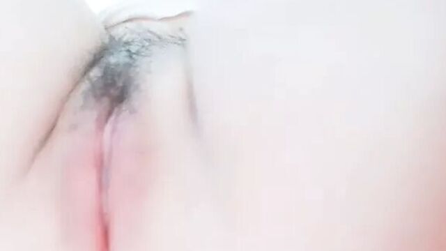 18-летняя девушка с розовой пиздой