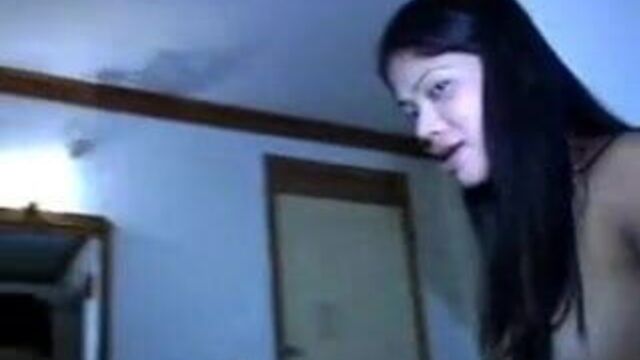 Азиатские лесбиянки принимают душ вместе