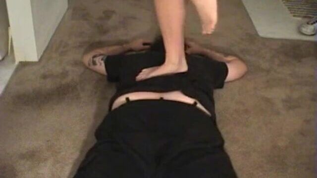 Босиком ступни растоптали спину