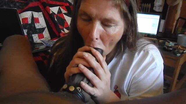 Бабушка поклоняется и отсасывает большой черный член