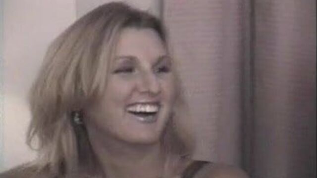 Олдскульная Erica с длинными ногтями