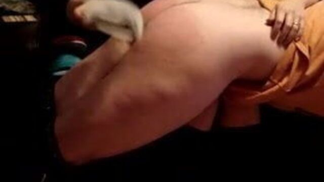 Моя жена шлепает меня шлепанцами