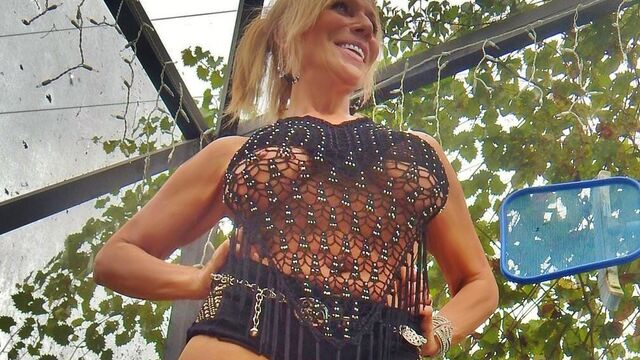 Лодыжки, сапоги, ноги и задница в Daisy Dukes