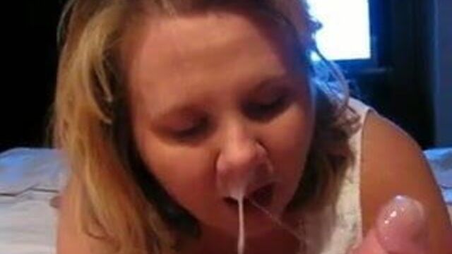 Милфа-толстушка Paula делает минет и получает камшот